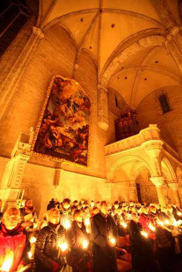 Heilige Woche 2012 im Stift Heiligenkreuz - OsternachtFeier Herrliche Beleuchtung der Stiftsirche, die von den Kerzen der Teilnehmer ausging, entzündet an der Osterkerze.