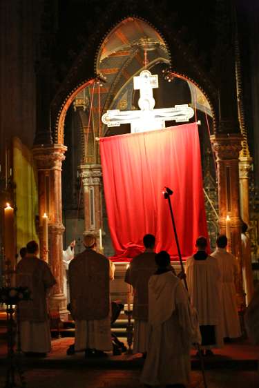 Heilige Woche 2012 im Stift Heiligenkreuz - OsternachtFeier Das Kreuz, an welchem der Gekreuzigte schon als Auferstandener dargestellt ist, wird langsam enthült.