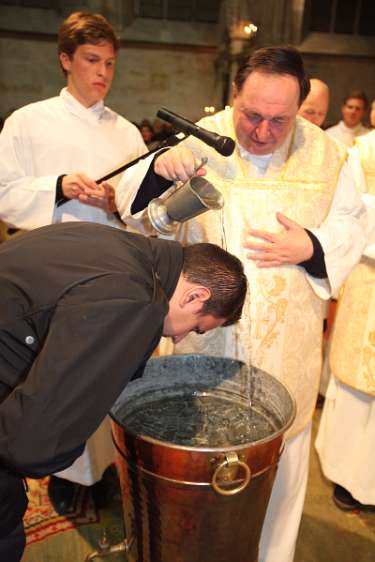 Heilige Woche 2012 im Stift Heiligenkreuz - OsternachtFeier Josef Johannes, ein 19-jähriger Wiener, wurde traditionsgemäß in der Osternacht getauft. Die Taufe vollzogen Pfarrer P.Pio und Altpfarrer P.Bernhard.