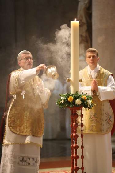 Heilige Woche 2012 im Stift Heiligenkreuz - OsterHochamt Die Liturgie des Ostersonntags beginnt mit der Beweihräucherung der Osterkerze.