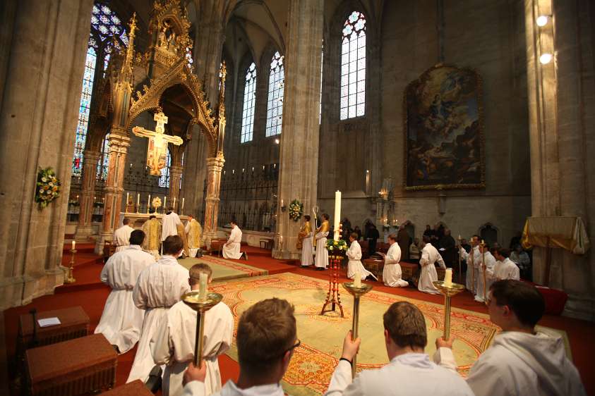 Heilige Woche 2012 im Stift Heiligenkreuz - OsterHochamt Anschließend wird Jesus im Sakrament des Altares in der Stiftskirche noch einmal verehrt.