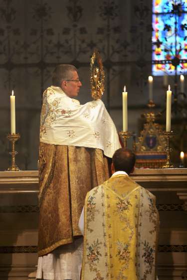 Heilige Woche 2012 im Stift Heiligenkreuz - OsterHochamt Abt Maximilian Heim gibt allen den eucharistischen Segen.