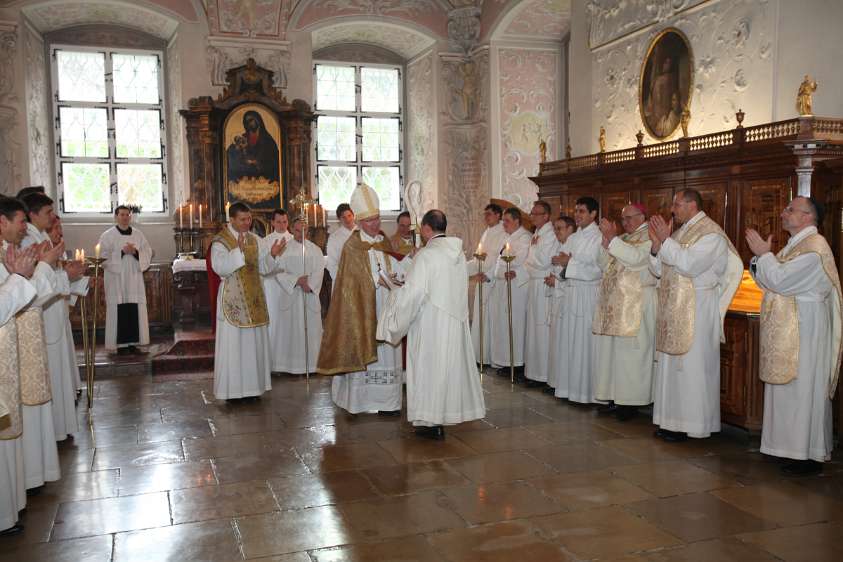 Heilige Woche 2012 im Stift Heiligenkreuz - OsterHochamt Prior P.Simeon bedankt sich beim Abt und gibt einen Rückblick auf das erste Jahr seines Amtes.