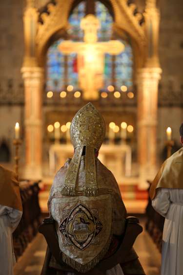 Heilige Woche 2012 im Stift Heiligenkreuz - PontifikalVesper Abt Maximilian Heim sa� inmitten der Chorst�hle auf einem besonderen Sitz.