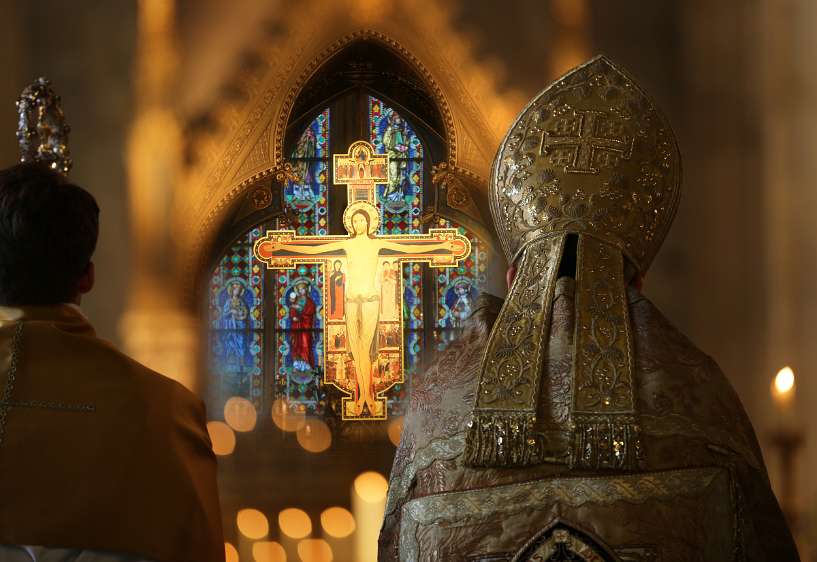 Heilige Woche 2012 im Stift Heiligenkreuz - PontifikalVesper Abt im prächtigen, hochfeierlichen Ornat vor dem Auferstandenen.