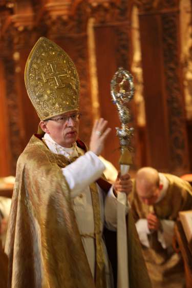Heilige Woche 2012 im Stift Heiligenkreuz - PontifikalVesper Abschluss-Segen des Abtes Maximilian.