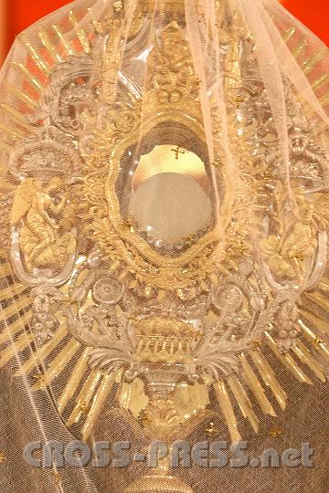 2012.04.06_19.28.01_01.jpg - Sakrament des Altares verborgen unter dem Schleier.