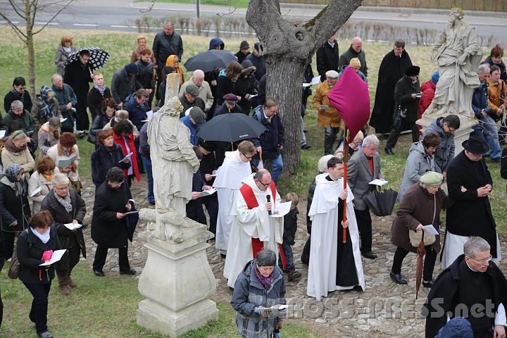 2012.04.06_14.48.29.jpg - Der Kreuzweg wurde von Pater Simeon angeführt.