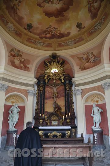 2012.04.06_15.48.41.jpg - Abt Maximilian Heim versunken im Gebet in der Kreuzigungskapelle nach der Kreuzwegandacht.