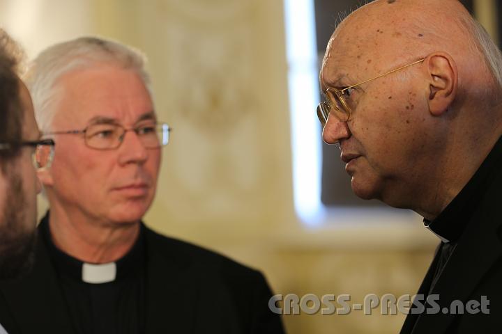2012.04.27_14.05.31.jpg - Weihbischof Lackner im Gespräch mit Erzbischof Celli.