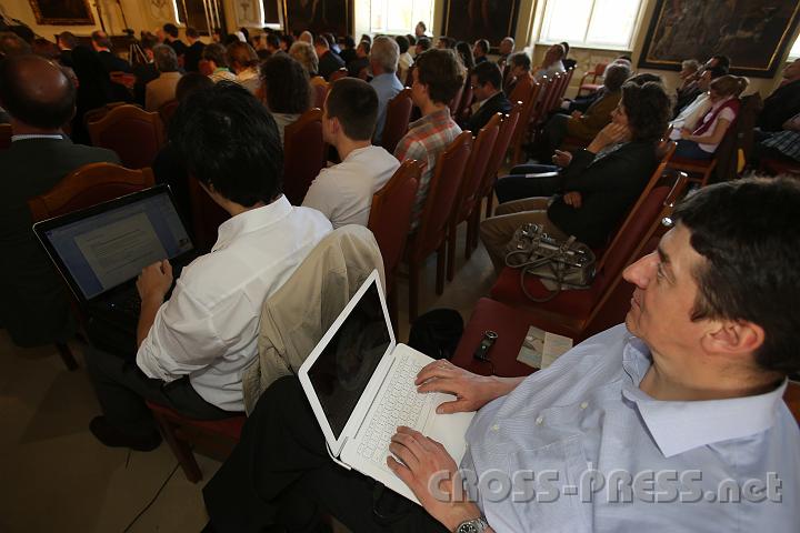 2012.04.27_14.23.09.jpg - Laptop an Laptop saßen die Teilnehmer.  ;)