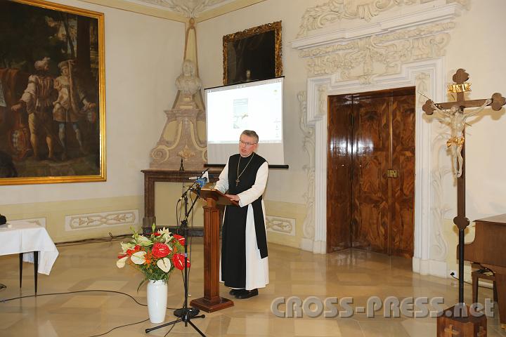 2012.04.27_14.18.34.jpg - Abt Maximilian Heim eröffnete die Tagung.