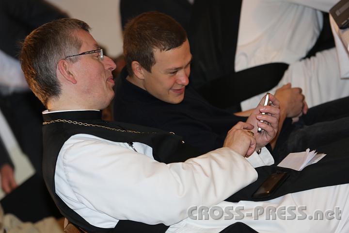 2012.04.28_08.29.21.jpg - Auch der Heiligenkreuzer Abt Maximilian Heim lässt sich von den technischen Möglichkeiten der neuen Kommunikationsmittel begeistern.   :)