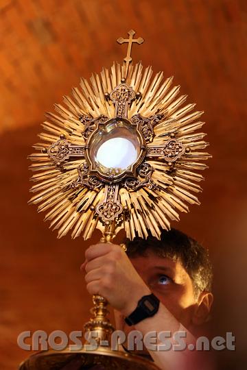 2012.06.08_21.47.20.jpg - Die Anbetung endete mit dem Eucharistischen Segen, erteilt von Pater Benno Skala.
