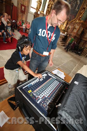 2012.07.17_17.10.03.jpg - Jan assistiert seinem Vater Peter Ungar bei der Übertragung der Messe. Alle Veranstaltungen des Treffens wurden live von Radio Maria übertragen und von K-TV aufgezeichnet.