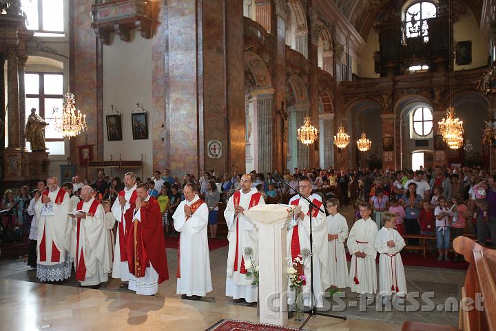 2012.07.17_17.45.12.jpg - Die Zahl der konzelebrierenden Priester stieg von Tag zu Tag.