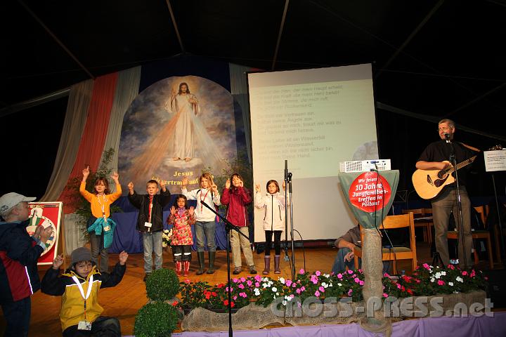 2012.07.21_08.56.57.jpg - Andreas Schätzle singt mit den Kindern beim Morgenlobpreis.