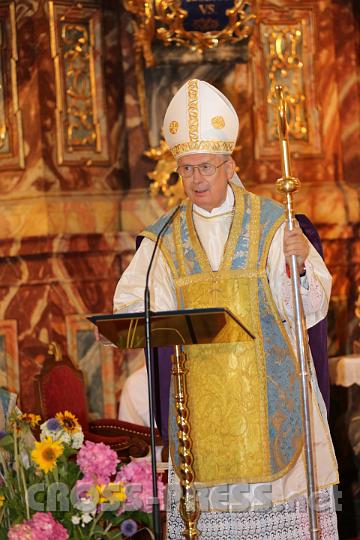 2012.07.21_11.45.47_01.jpg - Diözesanbischof Kapellari spricht bei seiner Predigt über den Wert der Familie und die Weihe an die Gottesmutter.