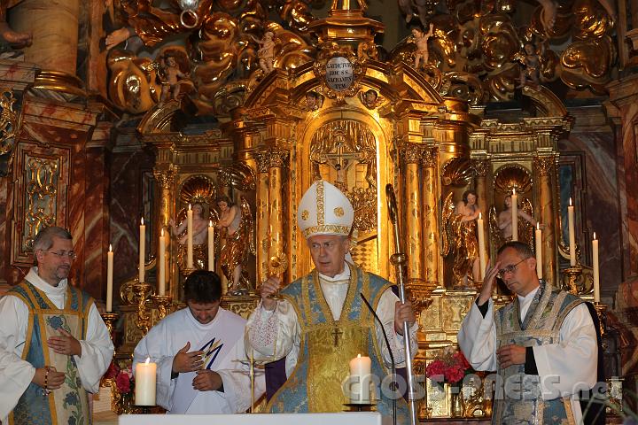 2012.07.21_12.25.41_01.jpg - Diözesanbischof Egon Kapellari erteilt den Abschlusssegen mit der Reliquie von Papst JP II.