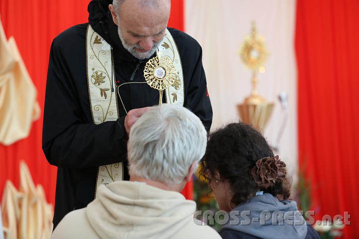 2012.07.21_18.03.45.jpg - Die Reliquie des sel. Papst JP II. beim Einsatz im Anbetungszelt.