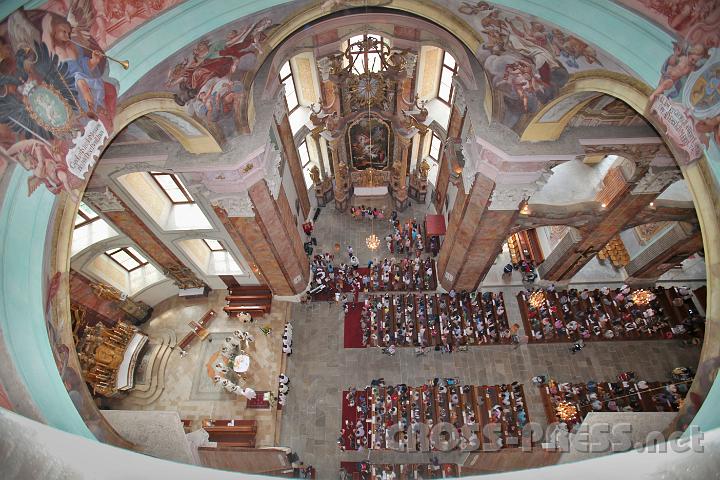 2012.07.22_12.33.02.jpg - Blick auf das Kirchenschiff der Pöllauer Pfarrkirche von der Kuppel aus.