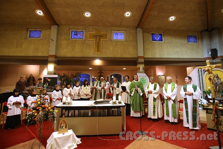 2012.11.18_16.16.48.jpg - So viele Priester und Ministranten hat die Kapelle von St. Claret wahrscheinlich noch nie beherbergt.