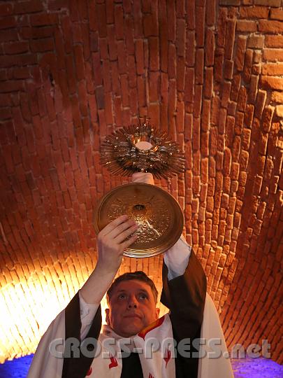 2013.02.01_21.40.25_r.jpg - P.Benno spendet eucharistischen Segen.