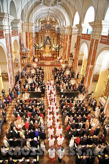 2013.04.14_11.02.44.jpg - Einzug zur feierlichen Primizmesse von P.Johannes Paul Chavanne OCist in die St.Rochus-Kirche.