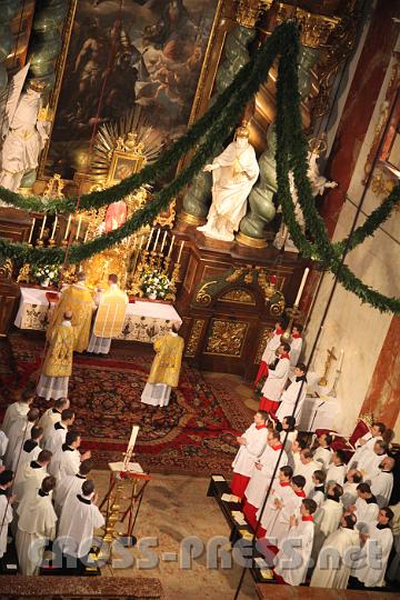 2013.04.14_12.05.56.jpg - Bei dem ersten Schritt zu Altar steht Pfarrer P.Felix Selden den Primizanten P.Johannes Paul Chavanne zur Seite.