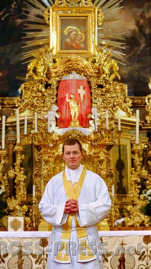2013.04.14_13.48.03.jpg - P.Johannes Paul Chavanne nach seiner Primizmesse vor dem Altar seiner Heimatpfarre St.Rochus.