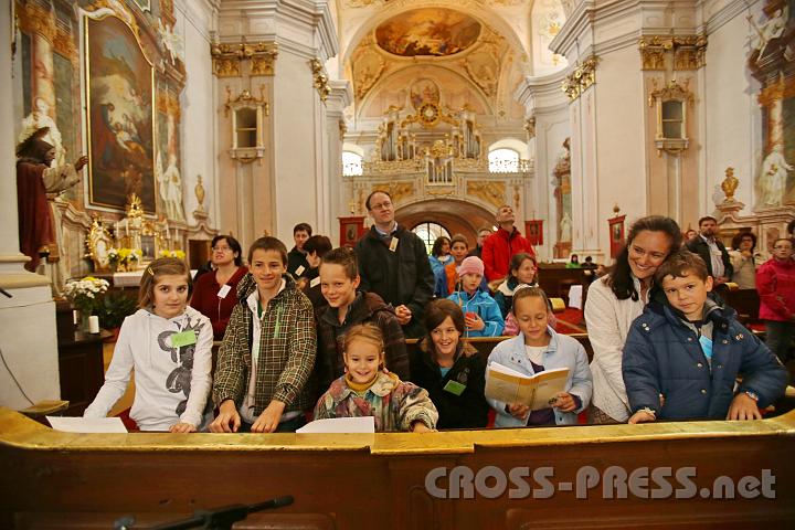 2013.05.04_09.52.58_01.jpg - Zur Familienmesse waren rund 30 Familien mit über 80 Kindern in die Wallfahrtskirche "Maria, Heil der Kranken" gekommen.