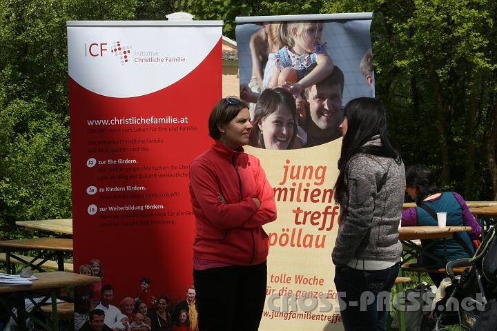 2013.05.04_13.05.18.jpg - Zwei Teilnehmerinnen, dahinter das ICF Werbeplakat neben der Ankündigung des von ihnen organisierten Jungfamilientreffens in Pöllau.