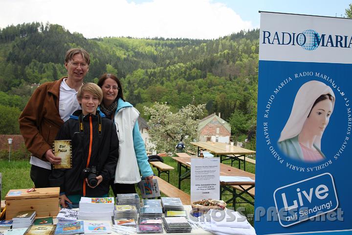 2013.05.04_13.20.29.jpg - Josef Redl ist für die RM Promotion verantwortlich - hier mit Sohn und Gattin beim Radio Maria-Infostand.