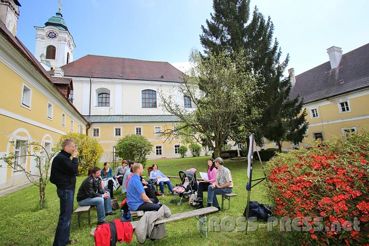 2013.05.04_13.48.04_01.jpg - Workshop über die neuen Medien im idyllischen Stiftshof. Klaus und Barbara Aichner referierten, wie aus christlich-pädagogischer Sicht ein gesunder Umgang Jugendlicher mit TV, PC & Smartphone gefördert werden kann. Mit ihren 5 Kindern haben sie diesbezüglich viel Erfahrung sammeln können.