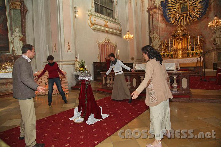 2013.05.04_15.01.46.jpg - Beim "Treffpunkt Wallfahrtskirche" wurde auch ein israelischer Tanz aufgeführt. Die ehrfürchtigen Schritte und Bewegungen passen gut in den würdevollen Rahmen des Gotteshauses.