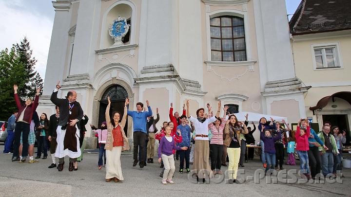 2013.05.04_18.02.56.jpg - Alle konnten mitmachen bei den "Israelischen Tänzen" vor der Wallfahrtskirche.