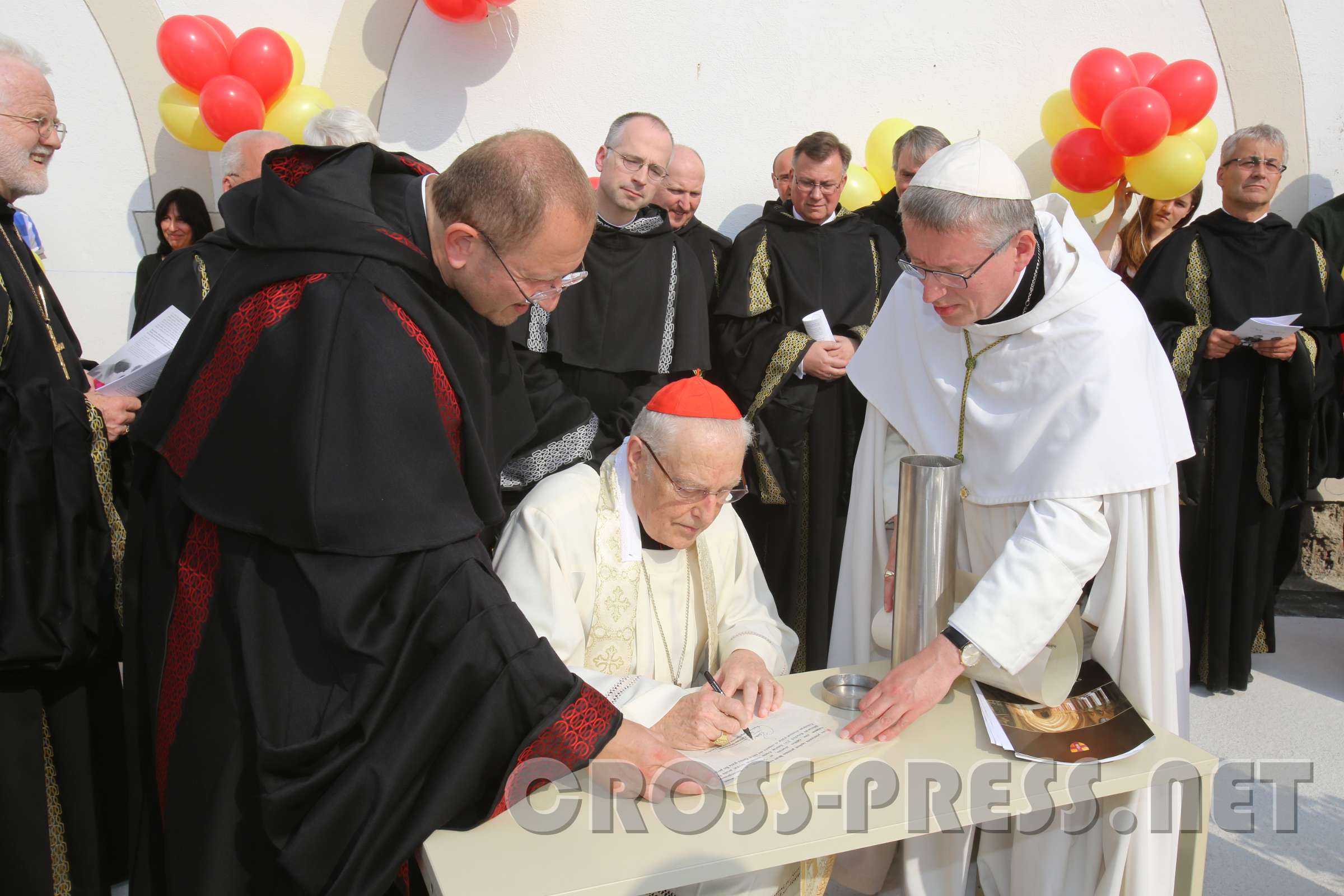 2013.06.28_17.02.24.jpg - Zenon Kardinal Grocholewski unterzeichnet die Grundstein-Urkunde.