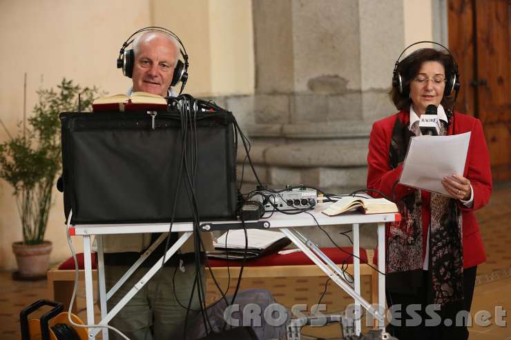 2013.08.28_08.19.40.jpg - Nicht nur die Messe - die gesamte Veranstaltung wurde von Radio Maria live übertragen. Links: Bernhard Grimm.