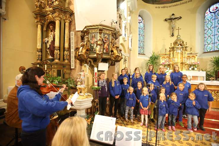 2013.09.10_18.10.05.jpg - Der Kinderchor Gallspach gestaltete die Messe mit.