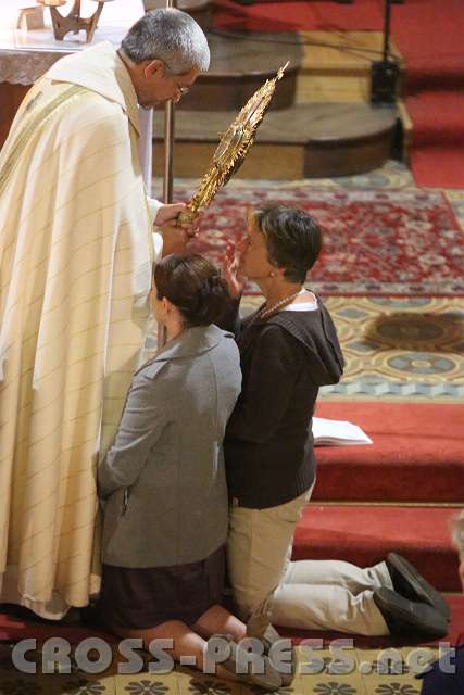 2013.09.10_21.35.21.jpg - Hw. Andreas Schätzle spendet jeden Einzelnen den Eucharistischen Segen.