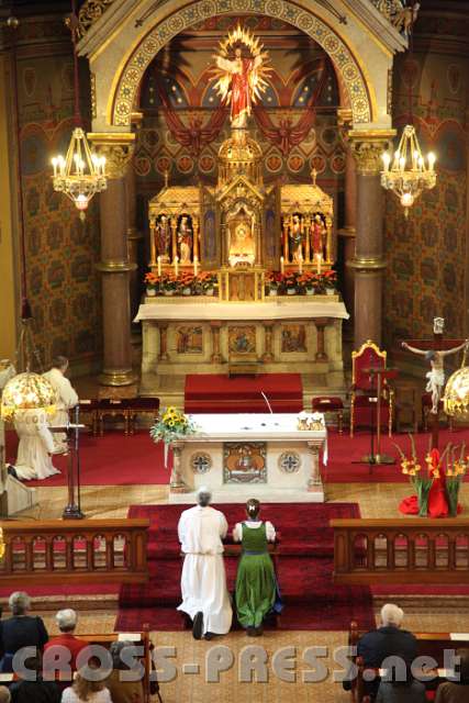 2013.09.14_15.22.25.jpg - Hw. Andreas Schätzle und Barbara Auer vor dem Eucharistischen Herrn.