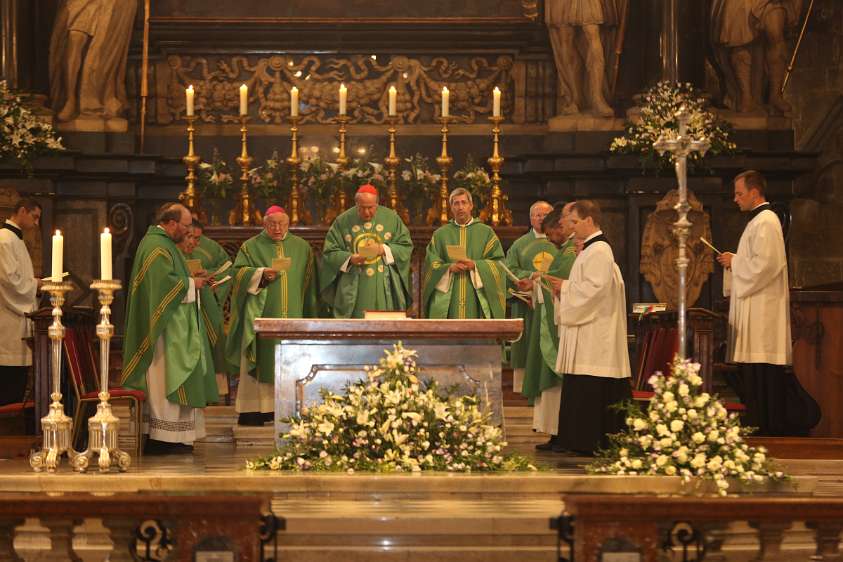 Radio Maria 15. Jubil�um, Wien Acht Priester zelebrieren die Festmesse mit dem Kardinal und dem Nuntius.