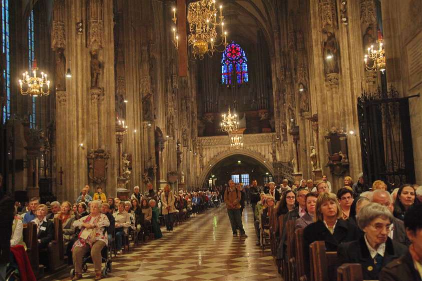 Radio Maria 15. Jubil�um, Wien Das Mittelschiff des Stephansdoms war vollbesetzt vom Altar bis zum Eingangsgitter.