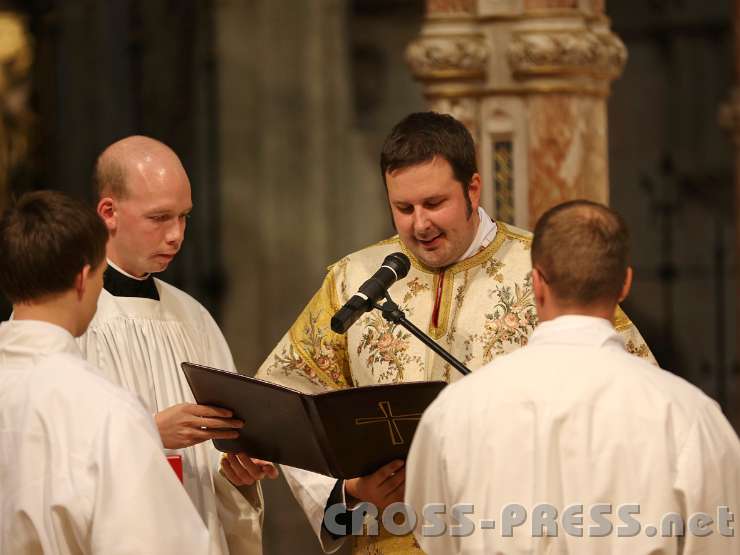2013.10.06_15.15.53.jpg - Kürzlich geweihte Diakon Manuel Sattelberger rufft die Weihkandidaten auf.