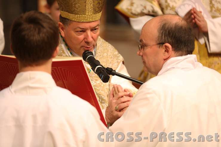 2013.10.06_15.55.59.jpg - P.Ägidius legt seine Hände in die Hände des Bischofs.