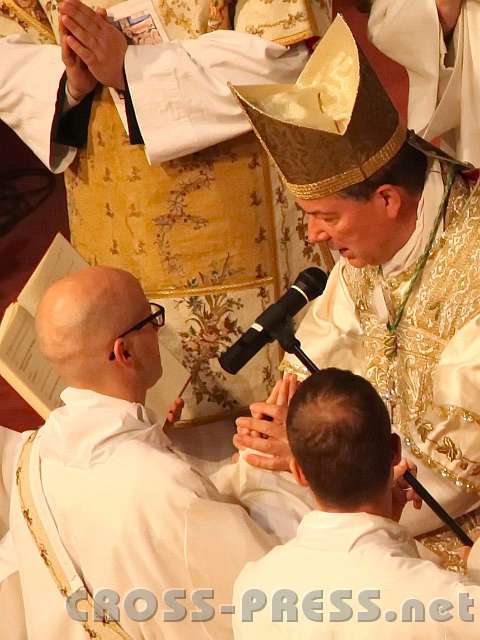 2013.10.06_15.58.45_c.jpg - P.Kilian legt seine Hände in die Hände des Bischofs.