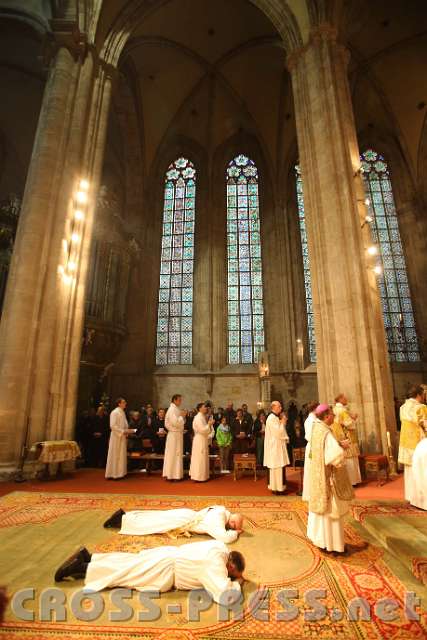 2013.10.06_16.05.36.jpg - Die Weihekandidaten liegen vor dem Altar, während die Allerheiligenlitanei gesungen wird.