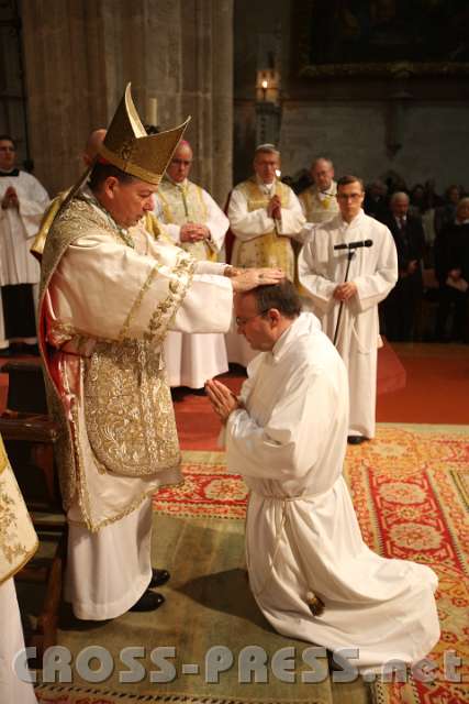 2013.10.06_16.10.14.jpg - Bischof Camino S.J. vollzieht die Weihe durch Handauflegung und Gebet.