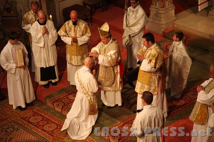 2013.10.06_16.19.13.jpg - Bischof Camino legt P.Kilian die Hände auf.