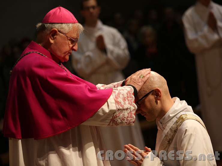 2013.10.06_16.19.49.jpg - Bischof Camino legt P.Kilian die Hände auf.